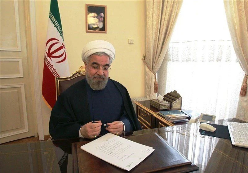   Hasans Rouhani savā birojā