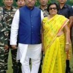 रवि शंकर प्रसाद अपनी पत्नी के साथ