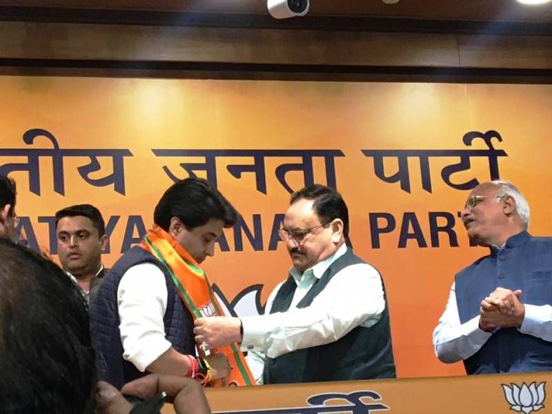 El presidente del BJP, JP Nadda, inscribe formalmente a Jyotiraditya Scindia en el BJP en la sede del partido en Nueva Delhi, el 11 de marzo de 2020