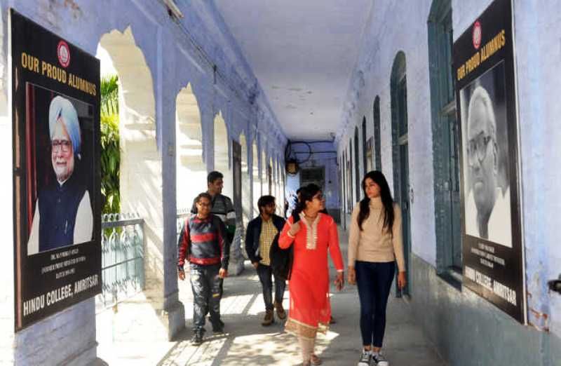 Manmohan Singhin muotokuva Hindu College Amritsarin käytävillä