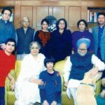 Манмохан Сингх със семейството си