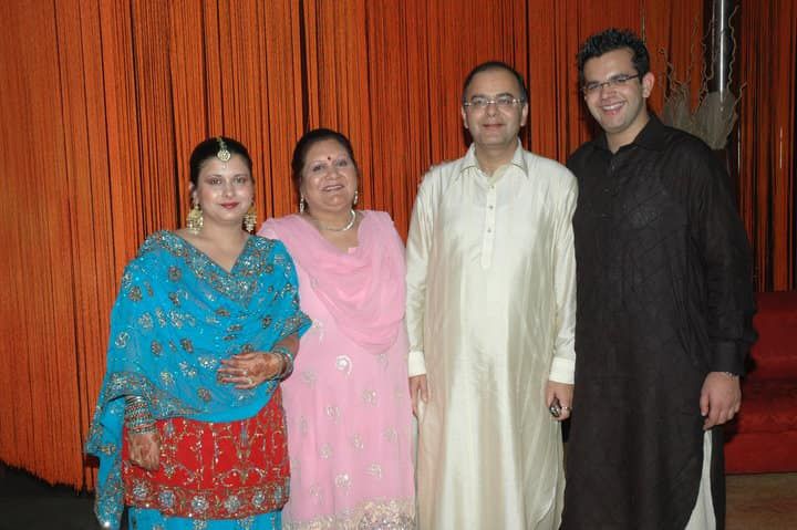 Sonali Jaitley mit ihrer Familie