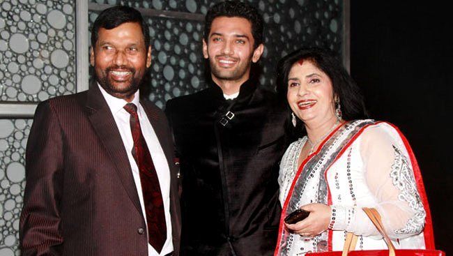 Chirag Paswan med sin far Ram Vilas Paswan og hans mor Reena Paswan