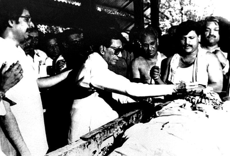 बिन्दुमाधव ठाकरे के अंतिम संस्कार में बाल ठाकरे (केंद्र) के साथ उद्धव ठाकरे (चरम बाएं)