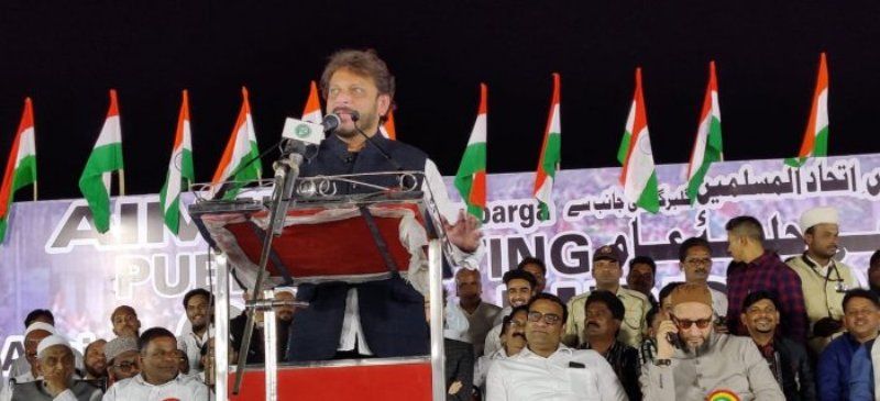 Waris Pathan phát biểu tại một cuộc biểu tình chống CAA ở Kalaburagi