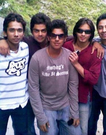 Dlouhovlasý mladý Tejashwi Yadav (druhý zprava v červené košili) spolu s Viratem Kohli (druhý zleva) a jeho kriketovými kamarády