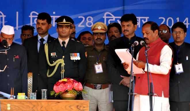 Raghubar Das taking oath as the Jharkhand CM