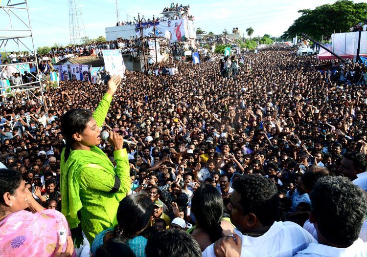 मैराथन मैरो प्रजा प्रसारम पदयात्रा के अंतिम दिन इचापुरम में एक बड़ी भीड़ को संबोधित करती शर्मिला