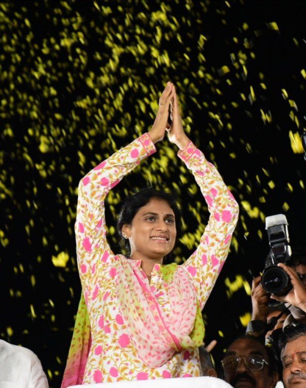 Sharmila hilser folk under Praja Theerpu bus yatra