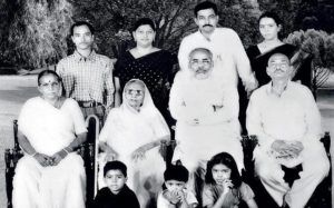 Хеерабен Моди със семейството си