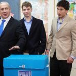 Benjamin Netanyahu kahden poikansa kanssa
