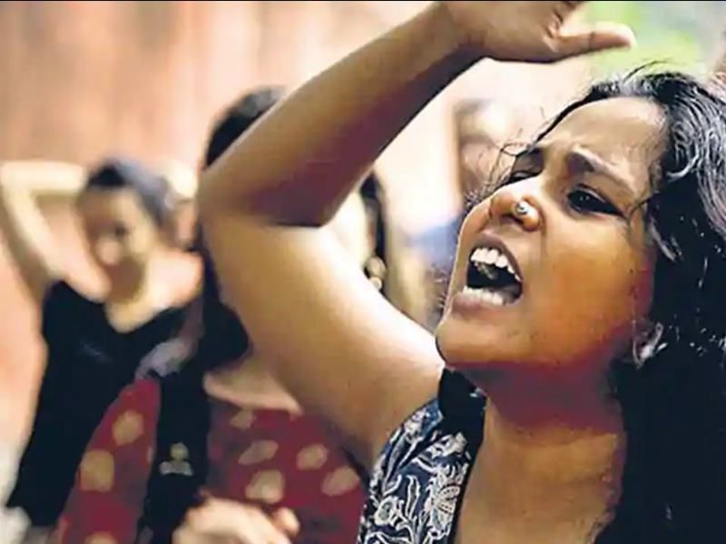 Uma foto de arquivo de Devangana Kalita gritando slogans durante um protesto Anti-CAA