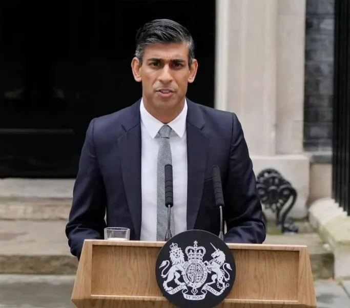   Rishi Sunak pronesl projev na Downing Street v Londýně v úterý 25. října 2022 po návratu z Buckinghamského paláce, kde byl pozván Británií k sestavení vlády's King Charles III.