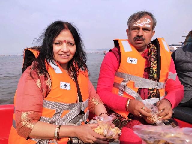 Trưởng nhóm BJP Adesh Kumar Gupta với vợ ở Varanasi