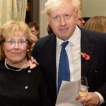 Boris Johnson con su madre