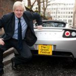Boris Johnson con su auto