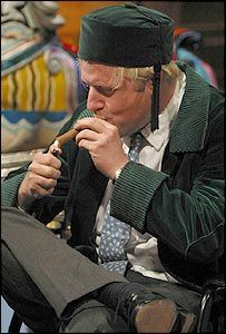 Boris Johnson mientras fuma