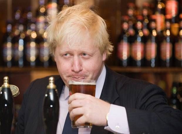 Boris Johnson sambil minum bir
