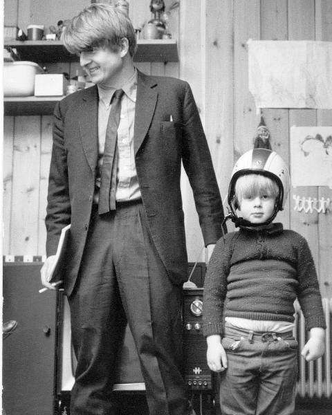 Boris Johnson jako dítě se svým otcem Stanley Johnsonem