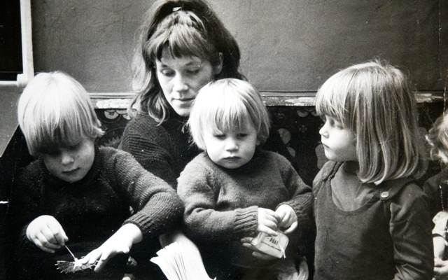 Jeugdfoto van Boris Johnson, zijn broers en zussen en moeder