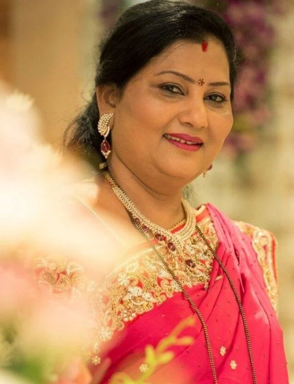 Lata Shinde (manželka Eknatha Shindeho) Věk, děti, rodina, životopis a další