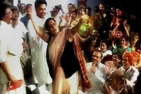 ガンジー記念館での抗議中に踊るスシュマ・スワラジ