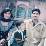 تيج بهادور ياداف مع زوجته وابنه