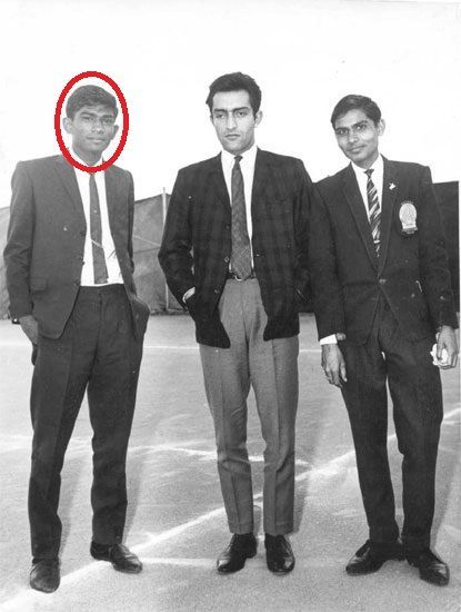 Джоги стоит с Мансуром Али Кханом Патауди (в центре)