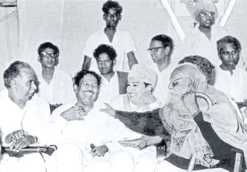 एम करुणानिधि (बाएं से दूसरा) अन्नादुरई के साथ (बाएं) एमजीआर (दाएं से दूसरा) पेरियार (दाएं) के साथ