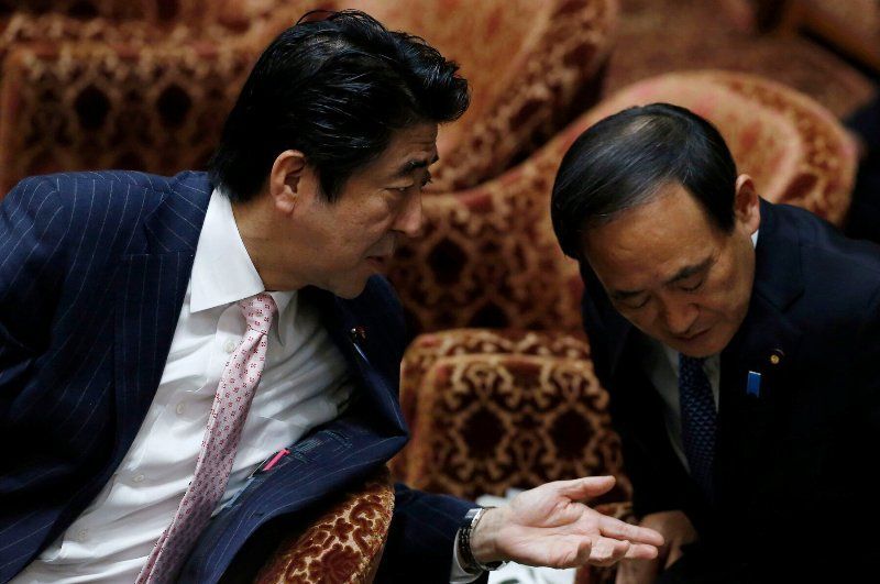 Yoshihide Suga razgovara sa Shinzom Abeom