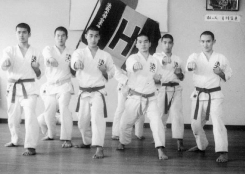 Yoshihide Suga (skroz desno) dok je bio član karate kluba na Sveučilištu Hosei