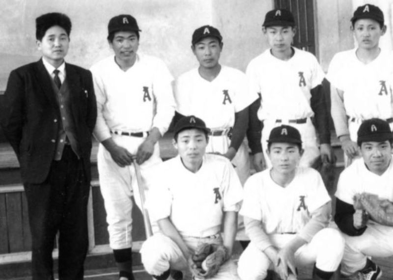 Yoshihide Suga (krajnje desno u zadnjem redu) i njegovi suigrači u svom bejzbolskom timu niže srednje škole