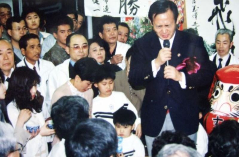 Yoshihide Suga nakon što je prvi put osvojio mjesto u gradskoj skupštini Yokohame 1987. godine