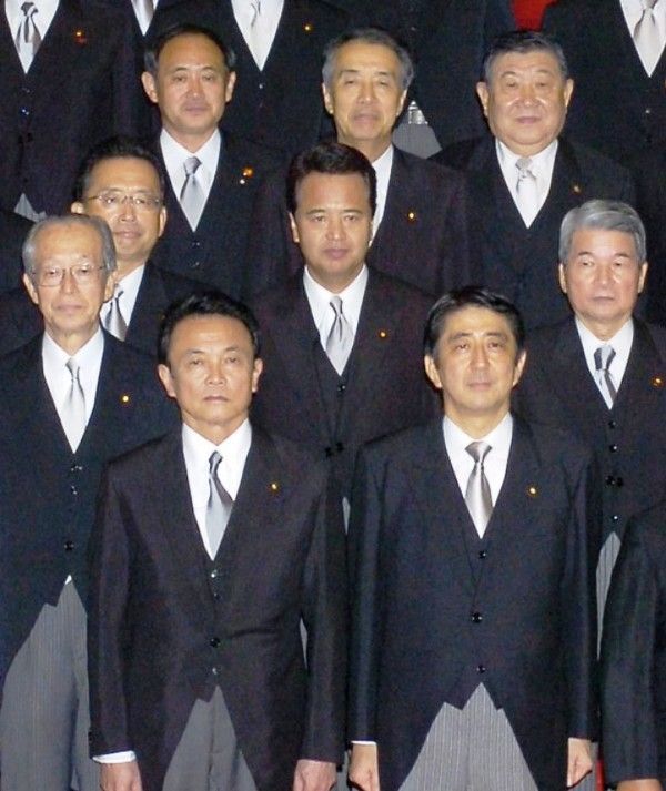 Yoshihide Suga (stražnji red, kraj lijevo) tijekom foto sesije za novoimenovane ministre u vladi pod prvom upravom premijera Shinza Abea 2006. godine