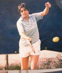 Kiran Bedi igrajući tenis na travnjaku