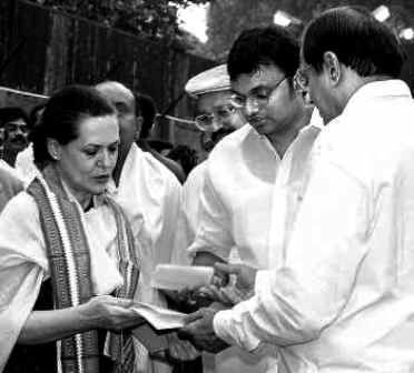 P Chidambaramas savo partijos su kongresu susijungimo dokumentus perdavė Sonia Gandhi