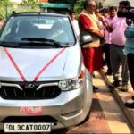 Ο Giriraj Singh με το αυτοκίνητό του Mahindra e20