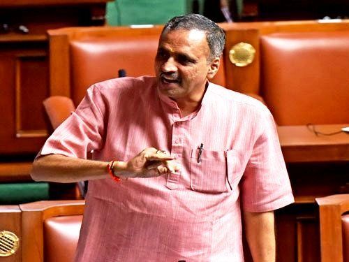 Vishweshwar Hegde Kageri hablando en la Asamblea de Karnataka