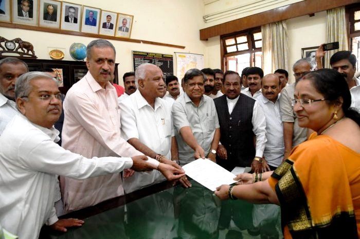 Vishweshwar Hegde Kageri lämnar in sin nominering till talman för Karnataka-församlingen