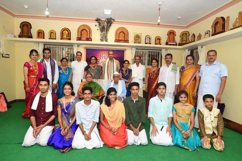 Vishveshwar Hegade Kageri con su familia
