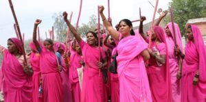 Банда Гулаби Сампат Пала в розовых сари и с розовыми палочками