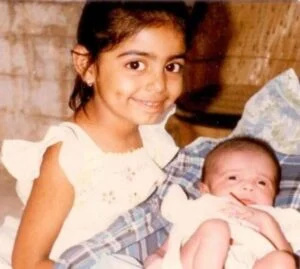   Foto d'infanzia di Divya Maderna con sua sorella Rubal Maderna (neonata)