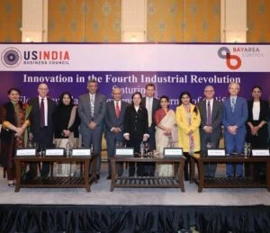   Divya Maderna (estrema destra) al US India Business Council a New Delhi