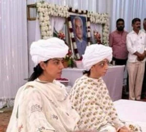   Divya Maderna (vasemmalla) yhdessä sisarensa Rubal Madernan kanssa isänsä luona's turban ceremony (rasam pagri)