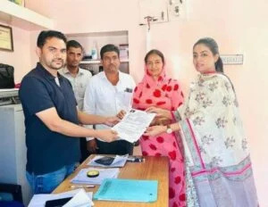   Divya Maderna bergambar selepas dipilih sebagai Presiden Gram Seva Sahakari Samiti Limited kampung Chadi di Jodhpur