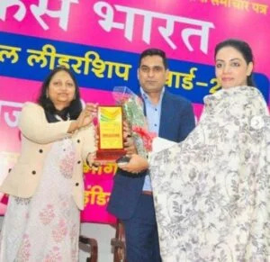  Divya Maderna med sin Women Political Leadership Award av Focus India i New Delhi