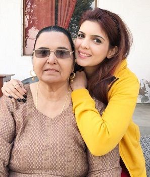 Ihana Dhillon bersama ibunya