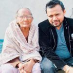 Karamjit Anmol مع والدته