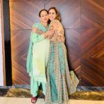 Sunanda Sharma com sua mãe