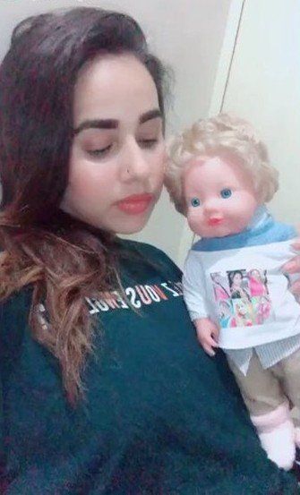 Η Σανάντα Σάρμα με την κούκλα της